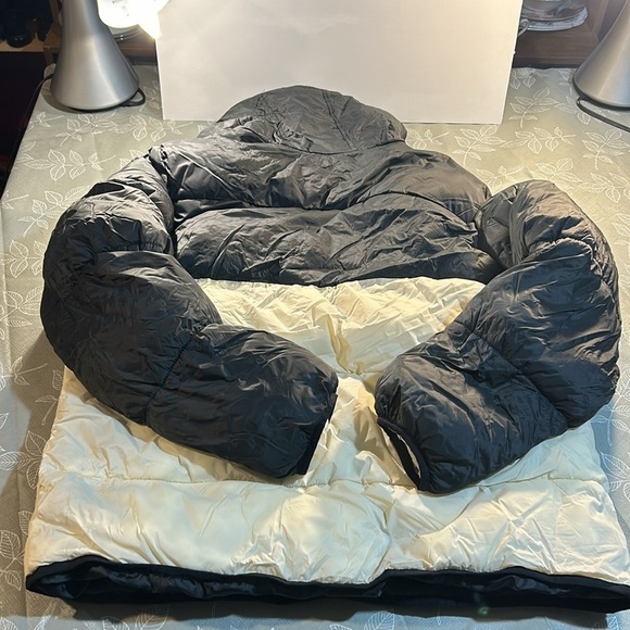 Old Navy. Ladies Puffer Jacket. 1 small rip. - Picture 3 of 5